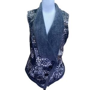 Ethyl Wrap Crocodile Print Fuzzy Soft Vest Size Small